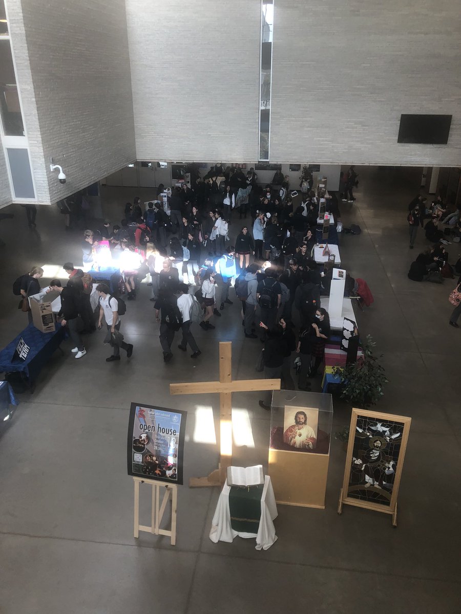 at_fjr's tweet photo. View of today’s FJR Club Fair.  Amazing to see so many students taking in everything our school has to offer.🙂 https://t.co/WWw2SlZ0a1