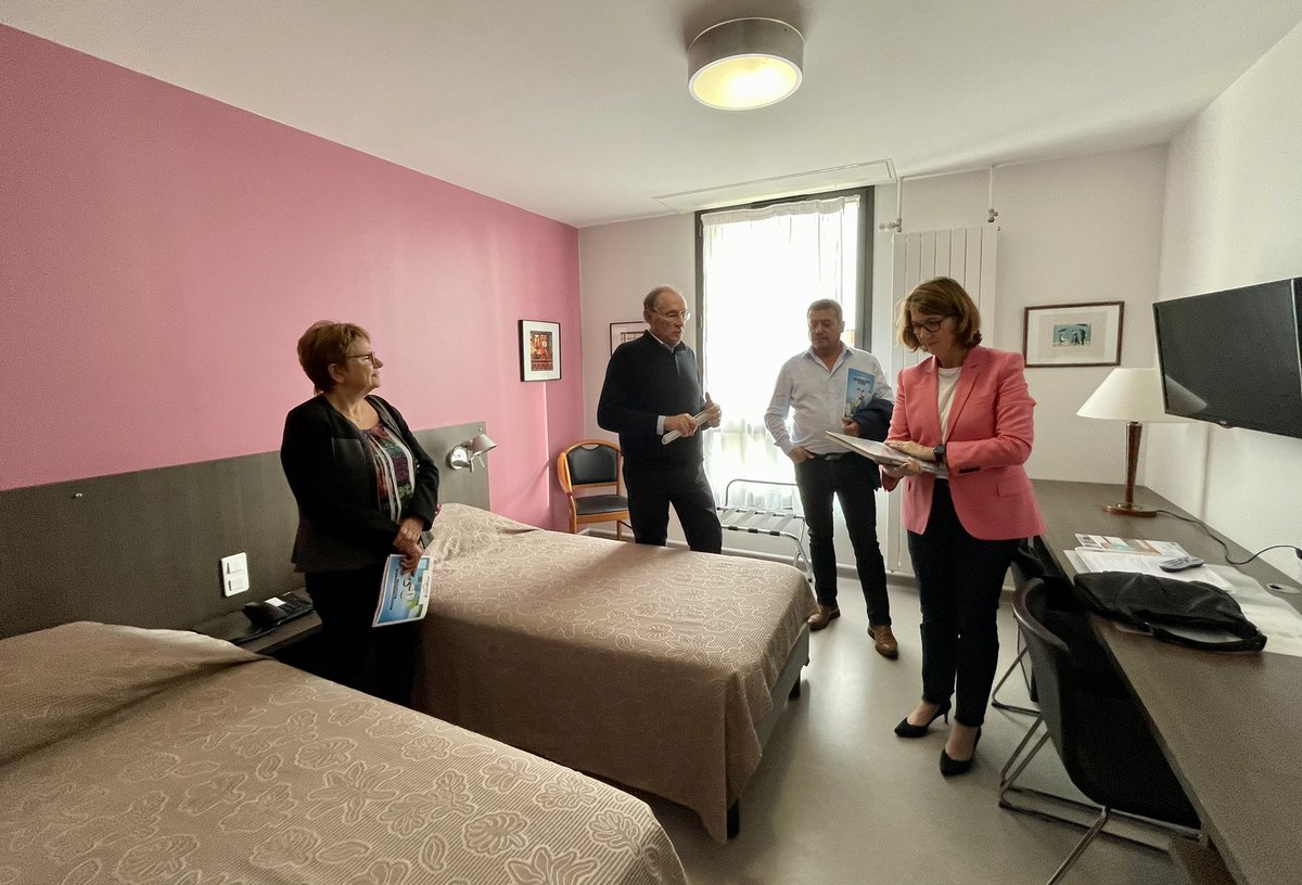 departement86's tweet photo. Visite de la Maison des Familles sur le site du @CHU_de_Poitiers. Le but de l’association créée en 1997 et présidée par Bernard Bègue, est de proposer aux familles un hébergement 7j/7 à proximité de leur proche hospitalisé. https://t.co/IBeGEYOpoZ