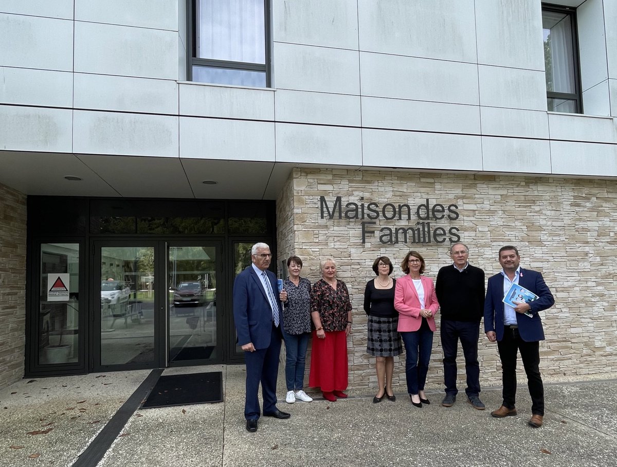 departement86's tweet photo. Visite de la Maison des Familles sur le site du @CHU_de_Poitiers. Le but de l’association créée en 1997 et présidée par Bernard Bègue, est de proposer aux familles un hébergement 7j/7 à proximité de leur proche hospitalisé. https://t.co/IBeGEYOpoZ