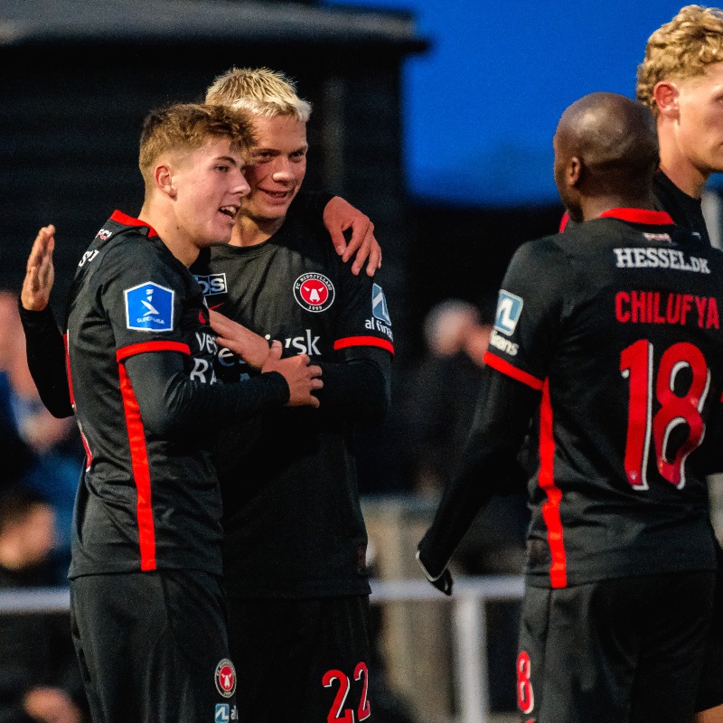 fcmidtjylland's tweet photo. Pontus Texel, Andreas Nibe og Gustav Christensen har alle arbejdet deres vej op gennem akademiet. Onsdag fik de så debut på førsteholdet 🙏🔝

Læs dem sætte ord på milepælen her 👇

#FA2FCM