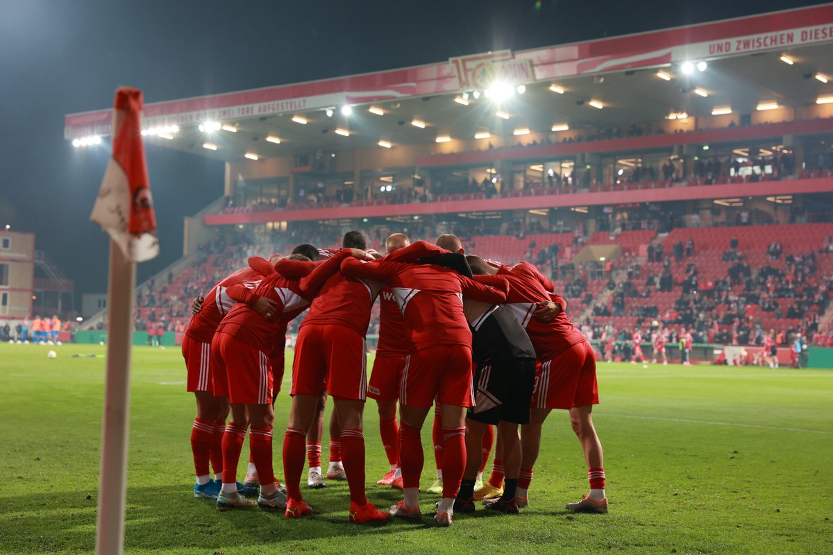 fcunion_en's tweet photo. It's midweek, it's the cup. It's always special. Everything matters, everyone is focussed. Julian Ryerson, as captain, leads the huddle. The Unioner sound magnificent. Kick off in the Alte Försterei. 
#FCUFCH | #fcunion | 0-0 | 01' https://t.co/tZz42IHFqq