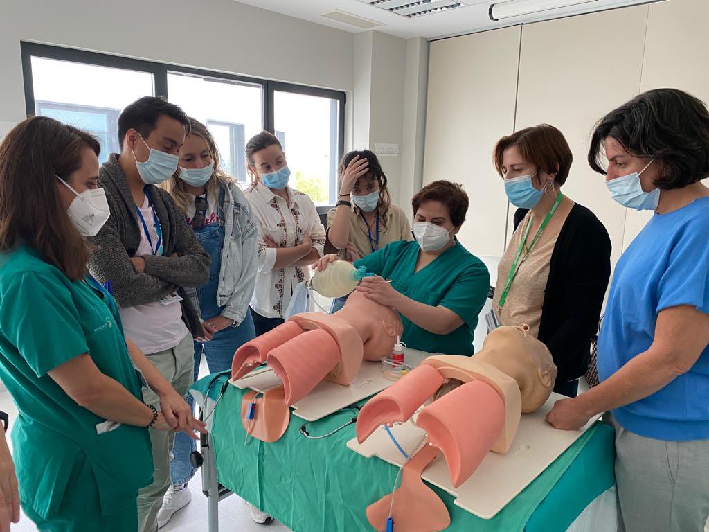 ucichut's tweet photo. Terminando el Curso de manejo de vía aérea en el enfermo crítico organizado por @ucichut https://t.co/kXsUCzJLEf