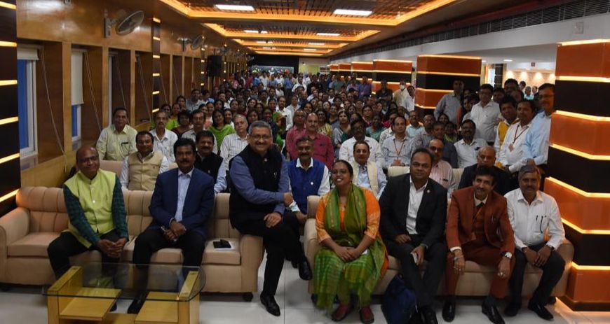 DirHR_iocl's tweet photo. #WeTheIOCians are a family &amp; a team committed to energise new India's ascent. Celebrated that special #IndianOil bond with IOCians in Kolkata today.
At townhall meeting "Paricharcha", we connected heart to heart &amp; I urged them to keep learning to stay ahead as the #EnergyOfIndia! https://t.co/FJbqnrSg62