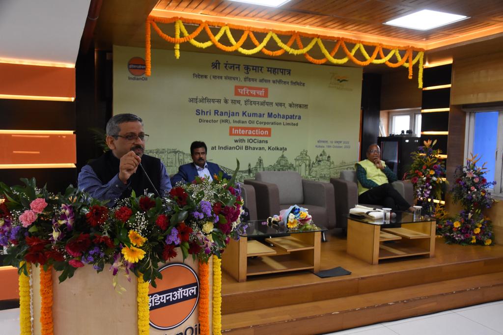 DirHR_iocl's tweet photo. #WeTheIOCians are a family &amp; a team committed to energise new India's ascent. Celebrated that special #IndianOil bond with IOCians in Kolkata today.
At townhall meeting "Paricharcha", we connected heart to heart &amp; I urged them to keep learning to stay ahead as the #EnergyOfIndia! https://t.co/FJbqnrSg62