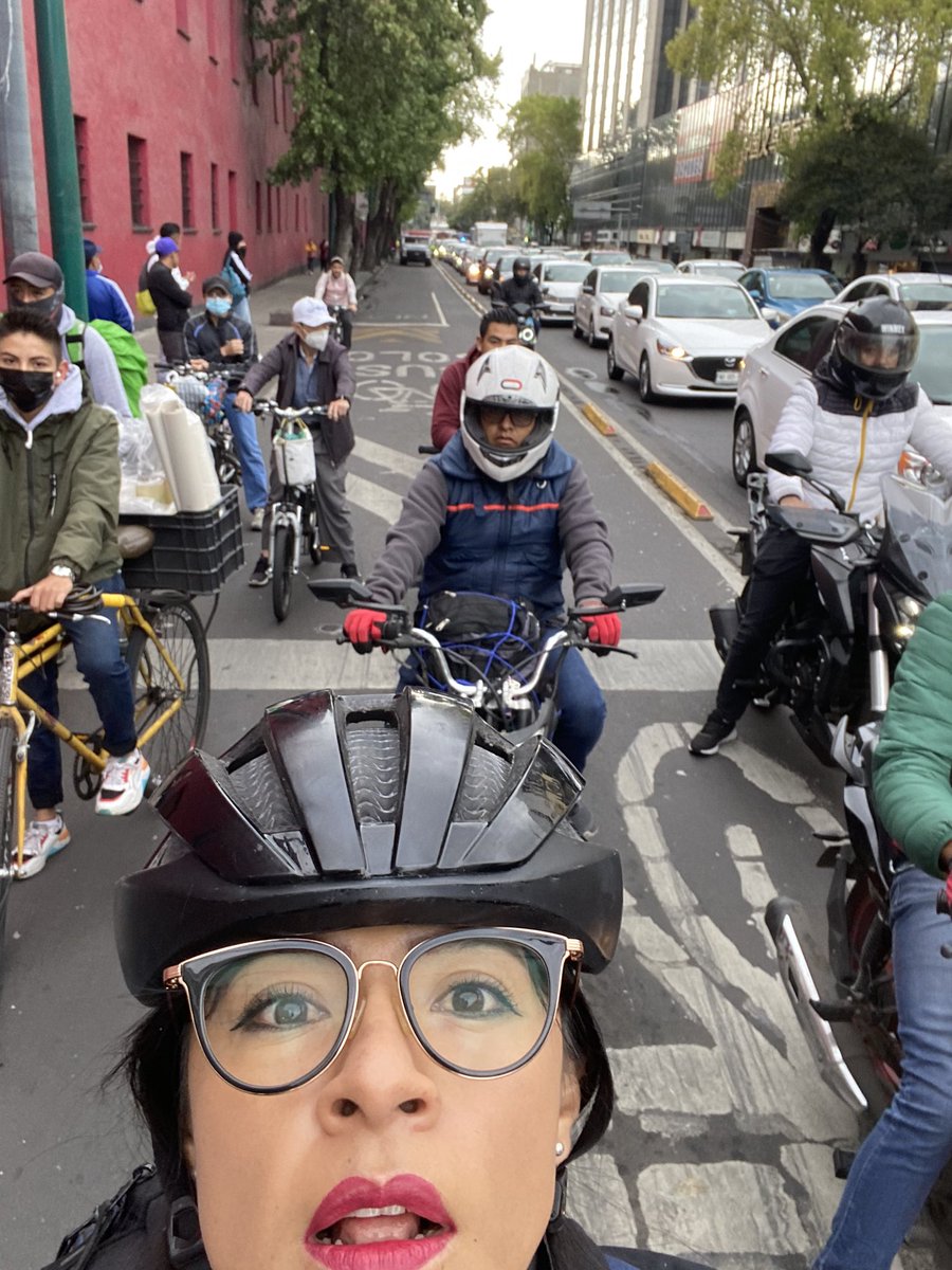 Olilindao's tweet photo. Una mañana cualquiera compartiendo carril bus-bici con motociclistas y cochistas que a toda velocidad se meten entre ciclistas sobre #avchapultepec #CDMX @UCS_GCDMX @LaSEMOVI https://t.co/vo4ZKYhw5C