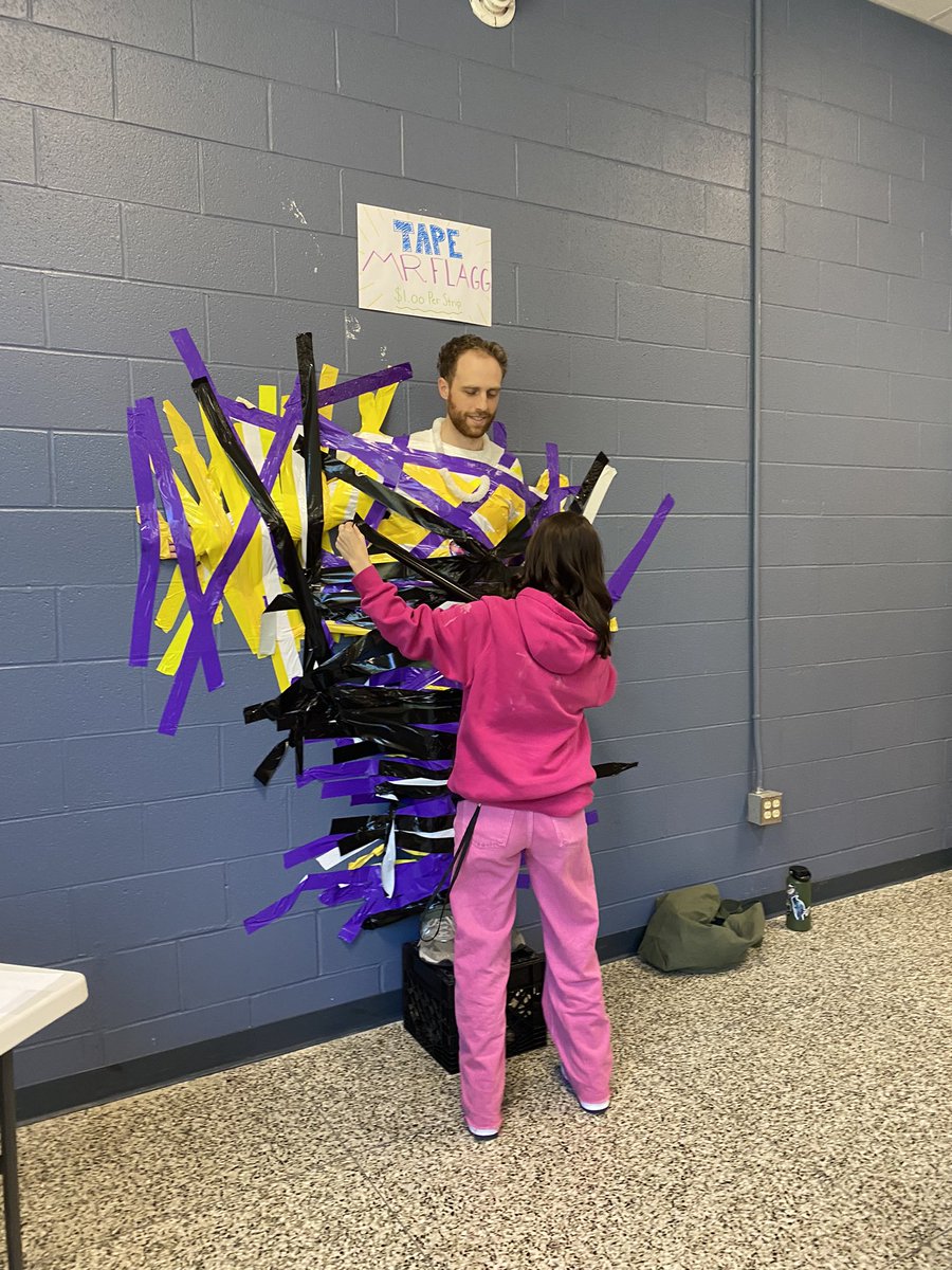 MsOptimusGrimes's tweet photo. Seniors have taken over! All their tape is gone and now they’re using others! @BVTHighSchool #seniortakeover thanks for supporting DECA and showing your spirit! https://t.co/2ywgEP41pY