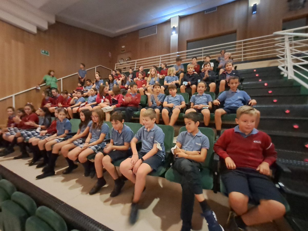 Colegio_Helios's tweet photo. Los alumnos de quinto han practicado hoy el decálogo del espectador en MOSTRA'T, durante la representación “PINGÜINELI”, que han puesto en escena los magníficos actores de la asociación @APLAE_LEliana
APLAE Associació per les Arts Escèniques #TempusHelios, tiempo de teatro. https://t.co/NrcyPrQNUQ