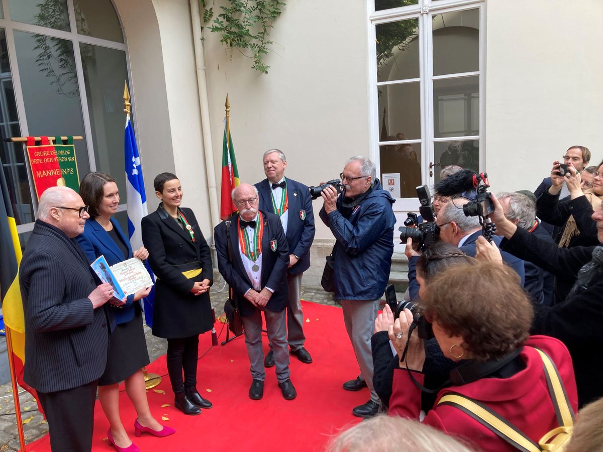 QuebecBeneluxUE's tweet image. Journée d'exception avec la remise d’un costume québécois à #MannekenPis pour fêter nos 5️⃣0️⃣ans de présence à Bruxelles! Merci au designer québécois Jean-Claude Poitras pour son concept entre folklore et accents contemporains. 
🤝Merci @VilleBruxelles pour cette précieuse amitié!