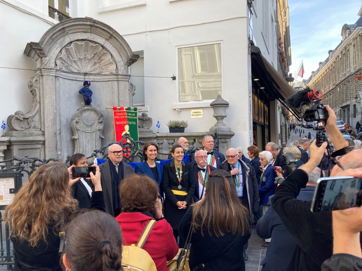 QuebecBeneluxUE's tweet image. Journée d'exception avec la remise d’un costume québécois à #MannekenPis pour fêter nos 5️⃣0️⃣ans de présence à Bruxelles! Merci au designer québécois Jean-Claude Poitras pour son concept entre folklore et accents contemporains. 
🤝Merci @VilleBruxelles pour cette précieuse amitié!