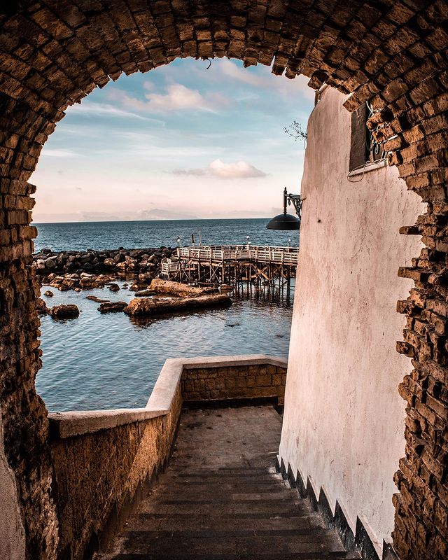 Italia's tweet photo. In cerca del miglior «cuoppo» a Spaccanapoli o nell’#imperdibile Marechiaro per uno spaghetto allo scoglio. La miglior guida di Napoli è il gusto ▶️ https://t.co/m8fjugyWtm

📷 IG  pakiilsolito

#LiveItalian #ilikeitaly #mustsee #Napoli #Naples #bestintravel #bestvacations https://t.co/y2B5Vyp3XA