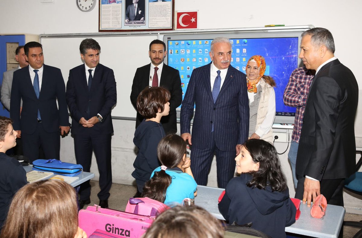 İstanbul Valimiz @AliYerlikaya ve Kaymakamımız Abdulaziz Aydın ile birlikte 📍 Yamanevler Ortaokulu'ndaydık. Ziyaretimizi cumhuriyetimizin teminatı çocuklarımızın geleceğe dair birbirinden güzel hedefleriyle geçen neşe dolu bir sohbetle tamamladık ☺️