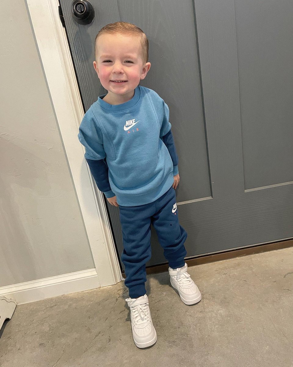 braydenmacenzie's tweet photo. Still waiting on that @Nike deal 💙🤍 https://t.co/8eUegUvgyw