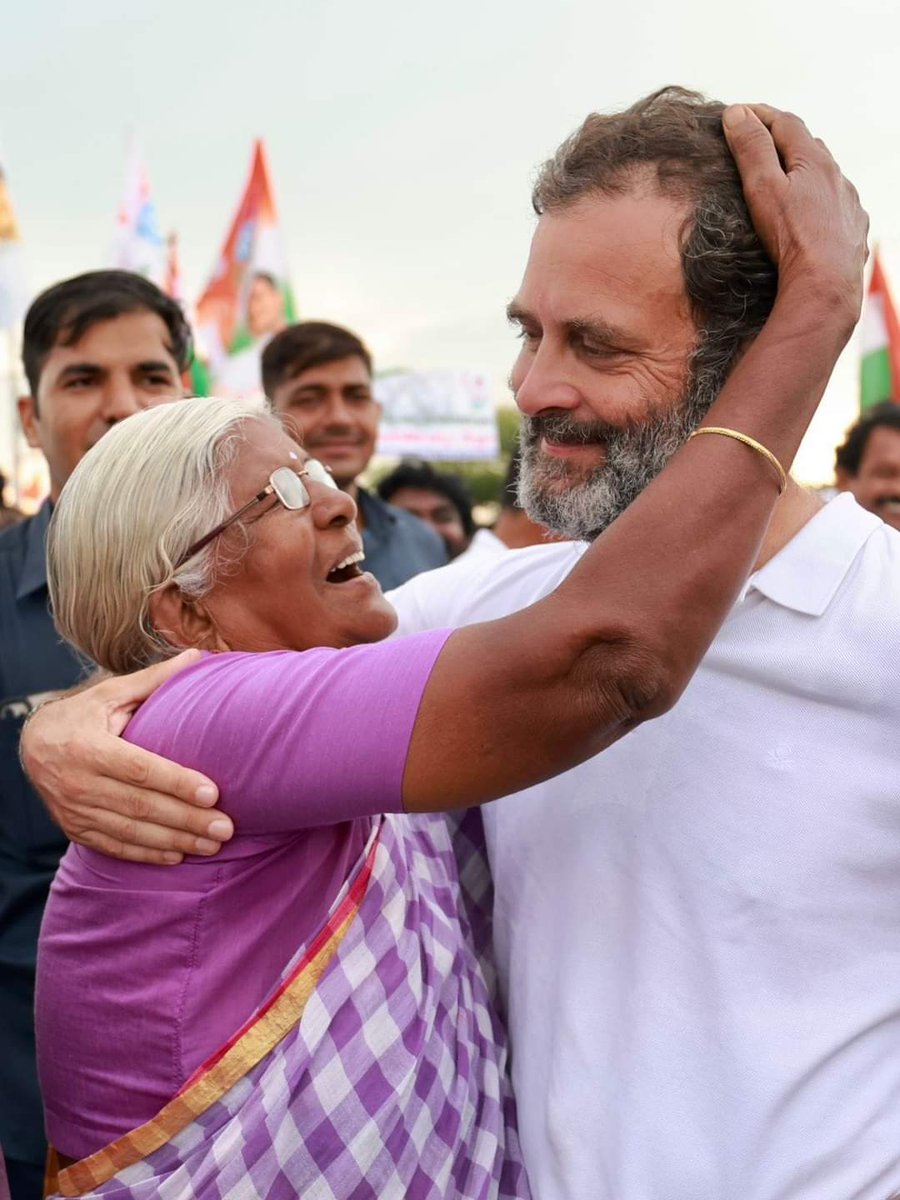 adhi2222's tweet photo. माँ सा प्यार, और आशीर्वाद ❤️

#BharatJodoYatra https://t.co/Nx5fe6ISQJ