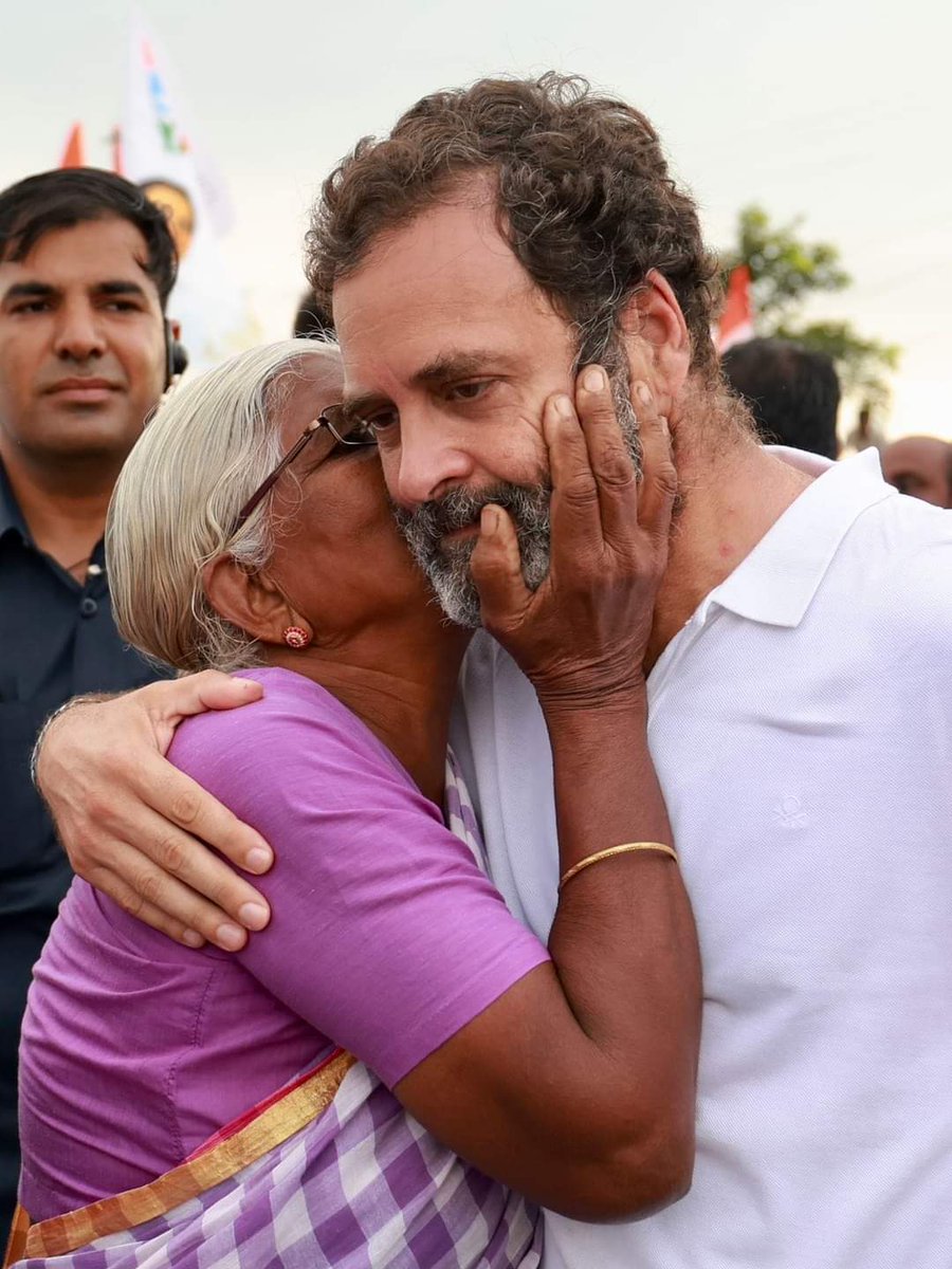 adhi2222's tweet photo. माँ सा प्यार, और आशीर्वाद ❤️

#BharatJodoYatra https://t.co/Nx5fe6ISQJ
