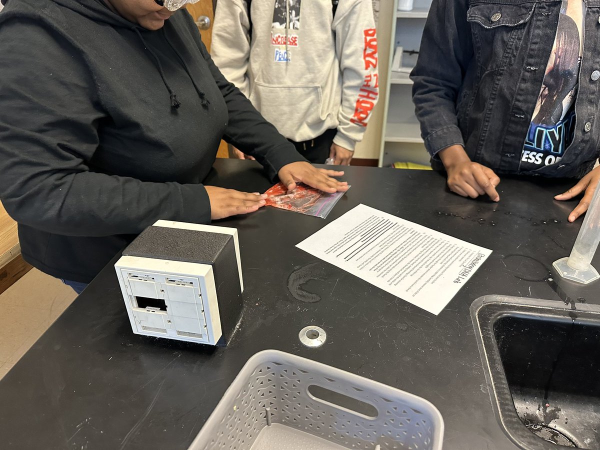 MrsTitzelSci's tweet photo. My Bio students extracted DNA from strawberries today!! 🍓 @NewHanoverHS https://t.co/gba0RrFo6w
