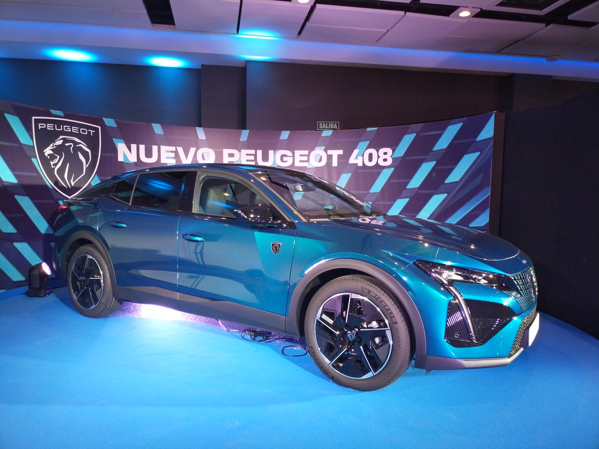 SylviaLongas's tweet photo. Los había visto en imágenes, pero en directo gusta mucho más. El nuevo @PeugeotES 408 ya se puede reservar on line y las entregas llegarán a principios de enero. Diseño muy personal. Un gasolina, dos híbridos enchufables, y el eléctrico para 2024. El precio, desde 33.355€. https://t.co/1BvbJZ8heh