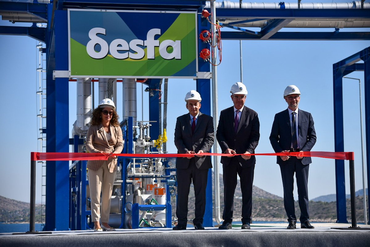 desfa_gr's tweet photo. Ο #ΔΕΣΦΑ εγκαινίασε το Σταθμό #LNGTruckLoading στη #Ρεβυθούσα, εκκινώντας, με τη συγχρηματοδότηση της Ελλάδας &amp; της Ευρωπαϊκής Ένωσης, μια ολοκληρωμένη εφοδιαστική αλυσίδα #SmallScaleLNG που μπορεί να φέρει την ενέργεια σε κάθε γωνιά της GR άλλα και στις γειτονικές χώρες🇬🇷 https://t.co/OddLvhDSQw