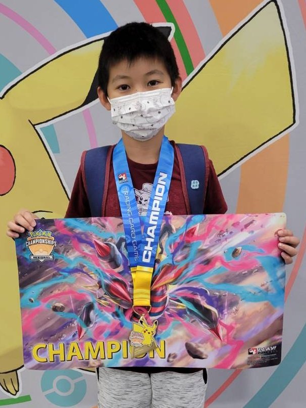 TrainerPoMa's tweet photo. Finally! My very first #Champion playmat and just qualified for #PokemonTCG #WorldChampionship! And thank you @MarkDizon for the #Blissey deck list. So long #SaltLakeCityRegional! #TrainerPoMa #RoadTo350 #PlayPokemon https://t.co/bms7ajUmVO