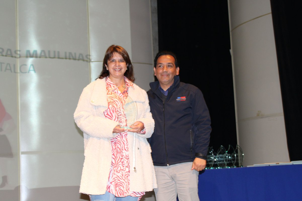 cet_thinkagro's tweet photo. En el 1er encuentro de mujeres empresarias y emprendedoras maulinas organizado por el CDN Talca @SercotecMaule. Nuestra gerente, @PaulaGajardo14 fue distinguida por aporte al empoderamiento femenino En la instancia se relevó su quehacer desde #Thinkagro
Merecido reconocimiento! https://t.co/7FHVvXuPdf