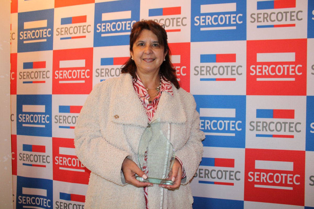 cet_thinkagro's tweet photo. En el 1er encuentro de mujeres empresarias y emprendedoras maulinas organizado por el CDN Talca @SercotecMaule. Nuestra gerente, @PaulaGajardo14 fue distinguida por aporte al empoderamiento femenino En la instancia se relevó su quehacer desde #Thinkagro
Merecido reconocimiento! https://t.co/7FHVvXuPdf