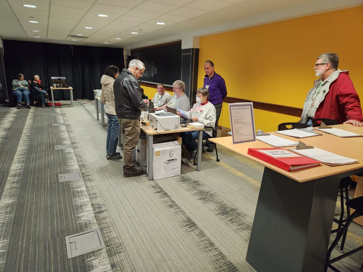 jcauditor's tweet photo. Did you know we also have early voting available in our lobby and at the @uiowaIMU today? Lobby voting is open until 5 and the IMU is open until 3! #jocovotes https://t.co/5wMGxp5yKb