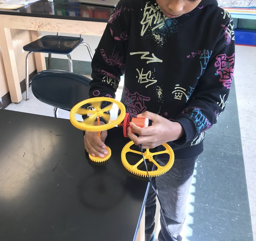 2hawks214's tweet photo. 5th graders @HInclusion @bostonschools had a little free time after their lesson to work on favorite things...Solar @KNEX, the light table, designing an @Apple store, and a dune buggy! #bpsstem #bostem #massstemweek @bpsSTEMdept
. https://t.co/toMdP7xfpW