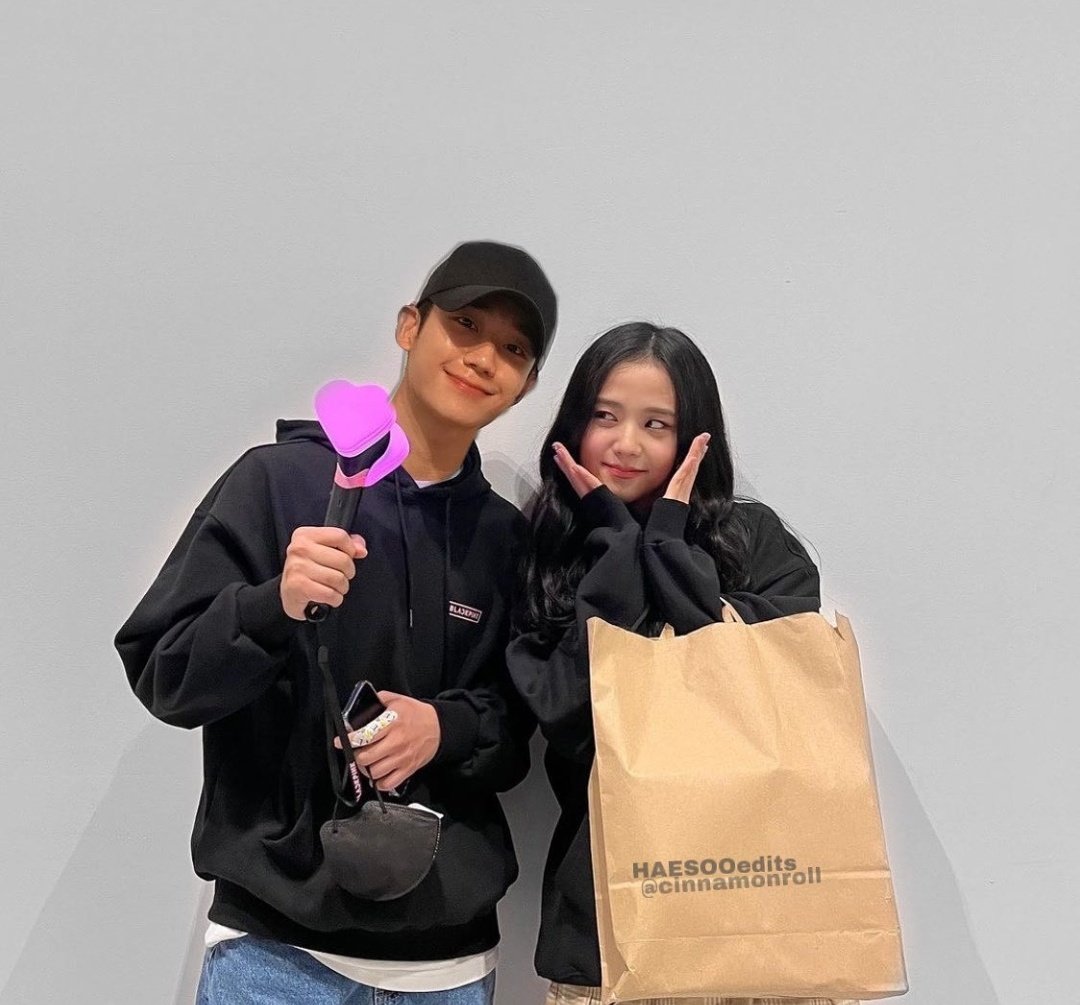 Czpo4's tweet photo. ขนาดภาพ edit ชป ยังหลับหูหลับตาบอกเป็นภาพจริงเลย เฟคนิวส์มั่วกันไปหมด โยงทุกเรื่อง  

edit ภาพเยอะจนไม่รู้อันไหนภาพจริงภาพปลอม  #jisoo https://t.co/MuNZyQH5fd