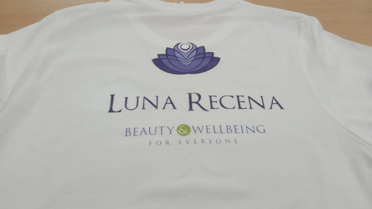 Eva_Karmatrix's tweet photo. Mirad qué cositas personalizadas más chulas les he impreso a mis queridos amigos, Luna y Lucho, para sus respectivas marcas :) #ViniloTextil #ImprentaDigital #ImpresionTextil #Personalizacion #CamisetaPersonalizada #Custom https://t.co/KjzldRjfZr