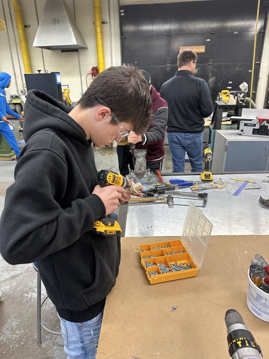 BrianaOBrienLHS's tweet photo. Today in Tech Ed #PLTWIED students designed game boards and down the hall in #CTE Pre-App II students worked on building wood markers. @Cerroni_Teched @BrettRWoodcock #WarriorsAtWork #LiverpoolLeads https://t.co/VwAbYuOqw2