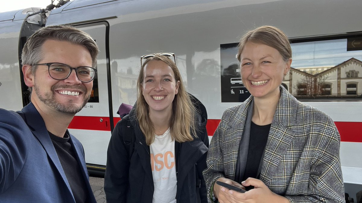 AlexReupke's tweet photo. Voller Einsatz für die Entlastung der Beschäftigten. Nach vier Tagen Tarifverhandlungen #chemie22 und #papier22 geht’s mit dem IGBCE-Team wieder zurück in die Heimat. 😆 https://t.co/xVQtaD9709