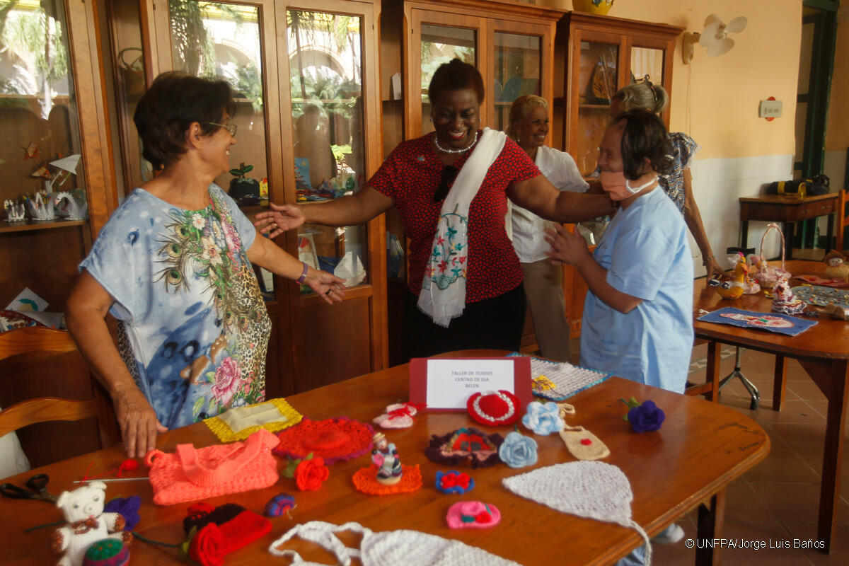 Everyone should be able to age with dignity! During her visit to #Cuba, @Atayeshe met older persons in vulnerable conditions at the Day Center of the Belen Convent in Havana. #LeaveNoOneBehind #ForEveryAge