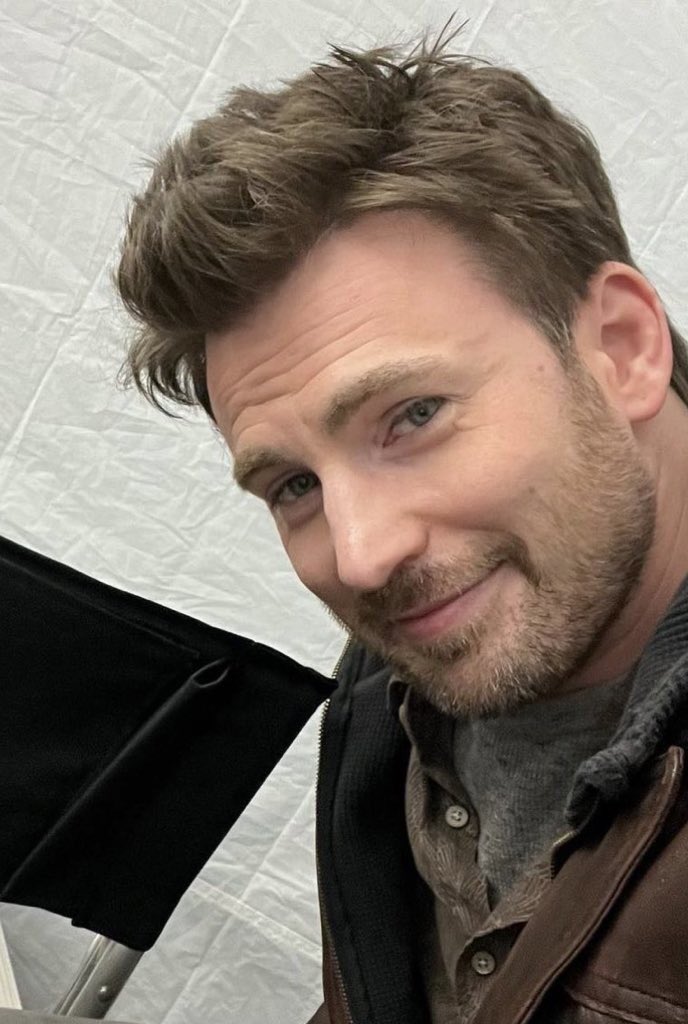 fioridorgoglio's tweet photo. do he looks like his age there? yes he does. do i want him to pound me? yes i do even more now https://t.co/9kUDFVLl2M