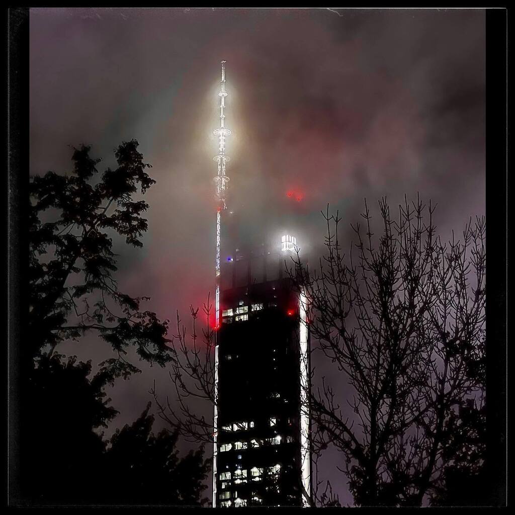 DrMartinJN's tweet photo. #WarsawDaily 7
The EU tallest building. #Warsaw
#Warszawa #VarsoTower #Rain https://t.co/D3HLgW7nvP https://t.co/qCzh1X9Iux