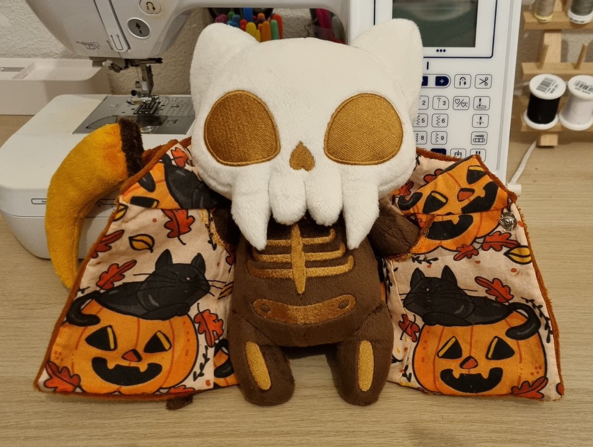 Petite Faucheuse Chat Automnale réalisée récemment que je n'avais pas pu vous montrer !
Elle a une faux et une belle cape à capuche doublée avec un joli tissu spooky 🎃

J'ai adoré la réaliser et j'aimerai faire plus de créations de ce genre à l'avenir  ! Ça vous plait ? 🥰