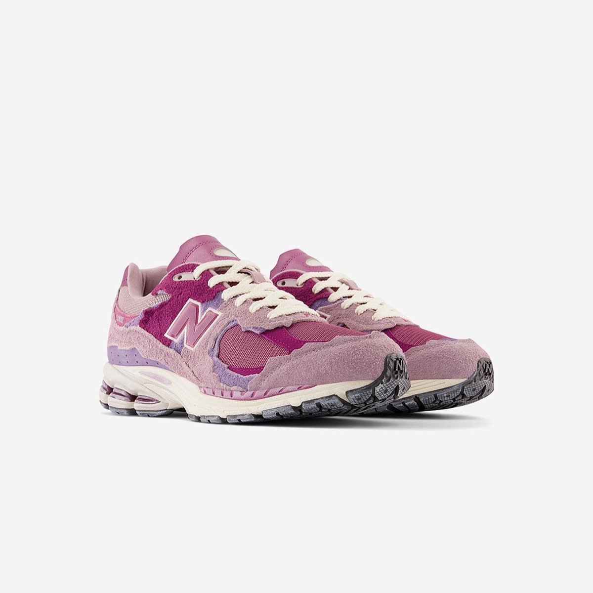 newbalancemena's tweet photo. The 2002R Protection Pack Re-released in two colorways. Coming October 20th at The Avenues. 

First come, first served. https://t.co/rVmbcQHeKb