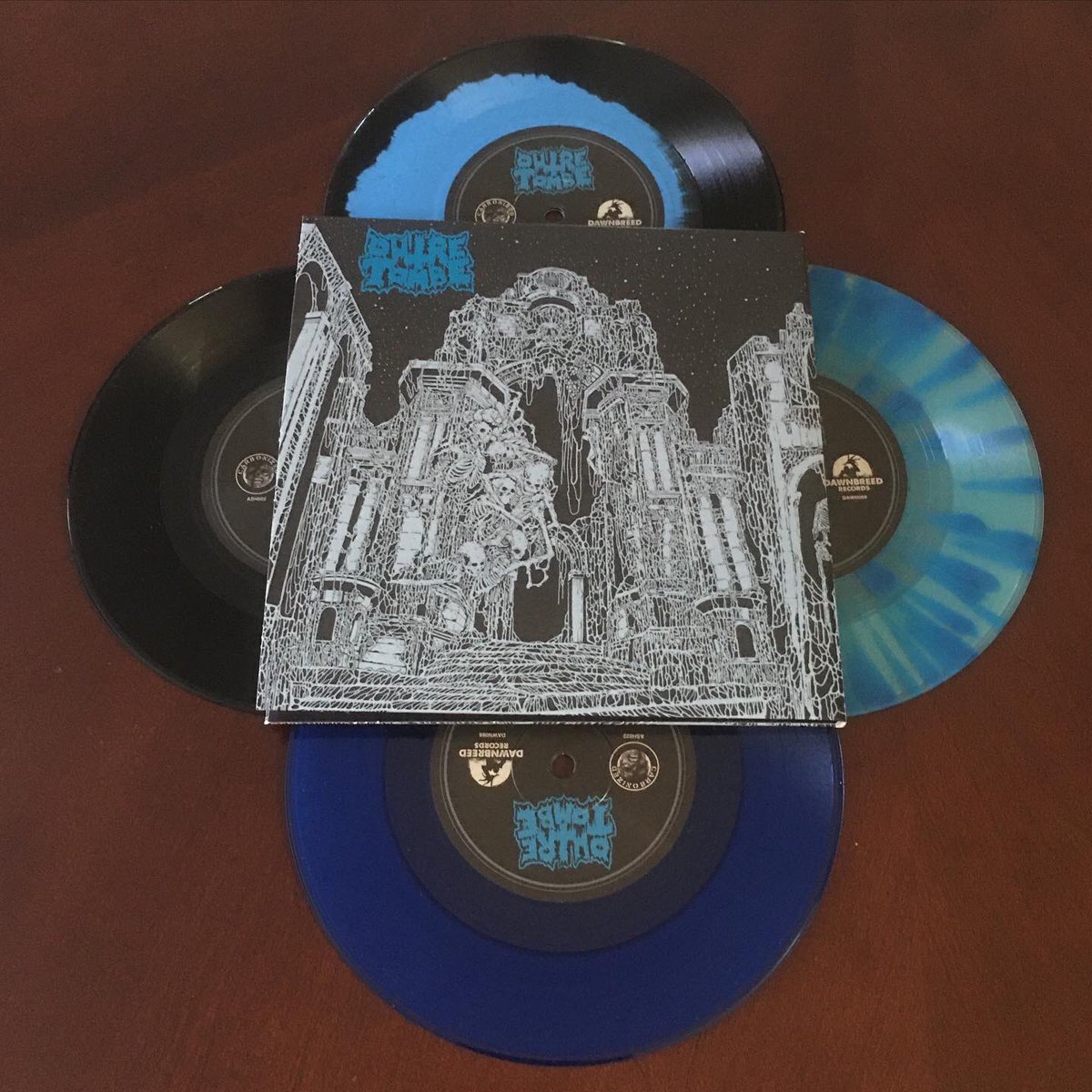 Carbon_Forms's tweet photo. Skelethal / Outre-Tombe Split 7” have arrived and will be shipping this week All records housed in a Foil-Stamped Gatefold Jacket with Double-Sided Insert, Stickers, and Download Card Included. Available in Europe through Dawnbreed! #skelethal, #outretombe
https://t.co/5FTbvBd2Ic https://t.co/GPPeahbrhn