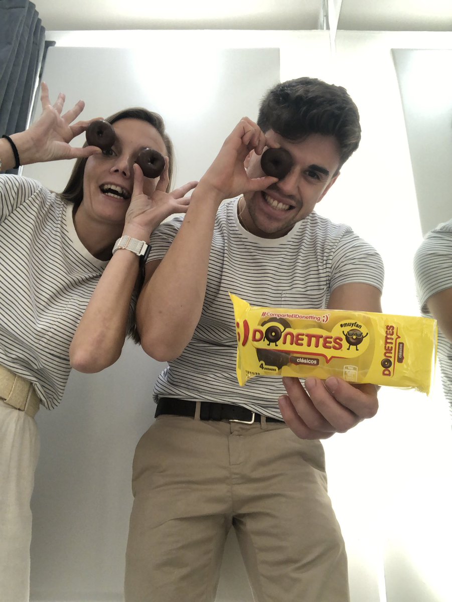 DiegoPalmero7's tweet photo. @Donettes @GuardiansAgency @aulaCM @Donettes Si a nosotros nos haceis felices en el trabajo😁….No me quiero imaginar si le lleváis Donettes a los chicxs de @GuardiansAgency y @aulaCM, en su #FestivalDeAgencias🎉 
#BeDonettesBeHappy 
#MenosHateMasDonetting
¡¡Mucha suerte!!💪🏽 https://t.co/7U3KG6Inym