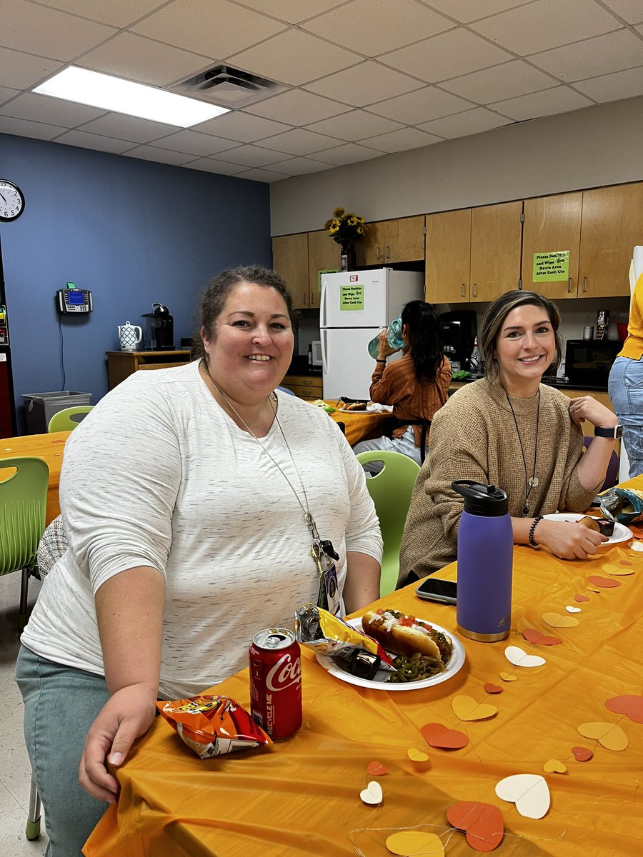 RodiekMorgane's tweet photo. Mendez PTO uniting with teachers &amp; staff on Unity Day! Thanks for providing an AMAZING lunch #kindness #PTO #UnityDay #woowednesday @MendezKids1st https://t.co/eW0PxeThLP