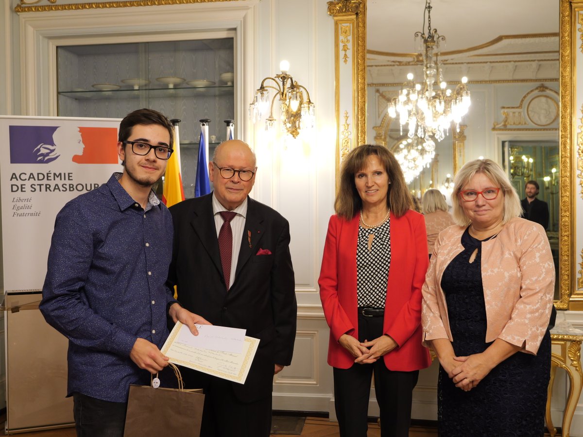acstrasbourg's tweet photo. Remise de prix de l’#AFDMA. Accueil des élèves germanistes distingués dans leur parcours scolaire au rectorat @acstrasbourg avec C. Schott, préfet honoraire et Frau Therre-Mano, consule d'Allemagne à Strasbourg.
Félicitations à Lisa et Marcel pour leur excellence 🇩🇪🇫🇷🇪🇺 https://t.co/b2SVspnUzz