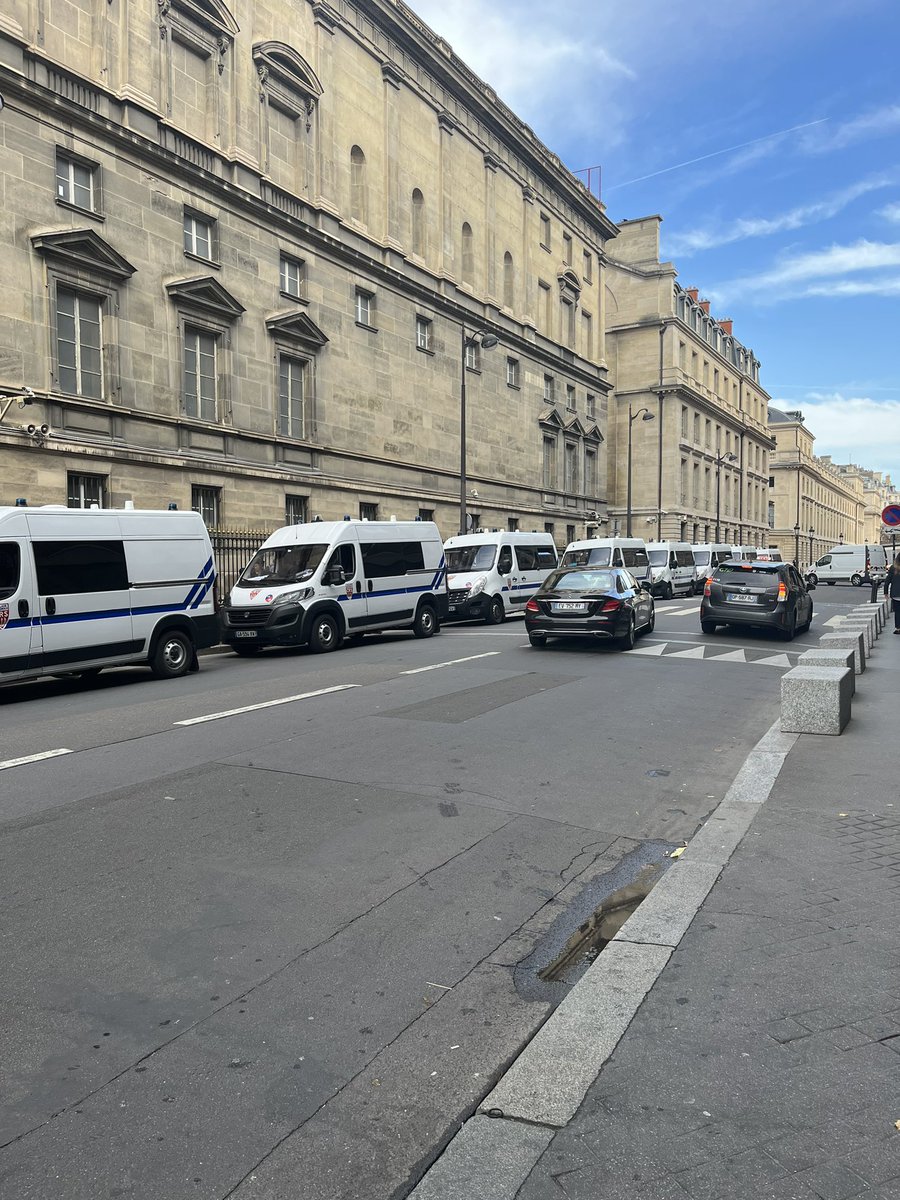 Moments de 49.3. Aveu de faiblesse. La Macronie annonce sa façon de gouverner. Avec autorité, sans concertation, sans considération de la représentation nationale. #DirectAN @EcologistesAN