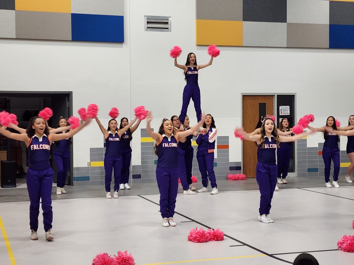 As a part of @AFTunion #WhatKidsNeed campaign, @SOCORROAFT held a celebration and gave away 1,000 books @SocorroISD @BNarbuth_ES 📚 

Reading Opens The World! 🌎

Shout out to @Eastlake_HS Cheerleaders for you great performances!

#ReadingOpensTheWorld  @FirstBook @CarmanNate
