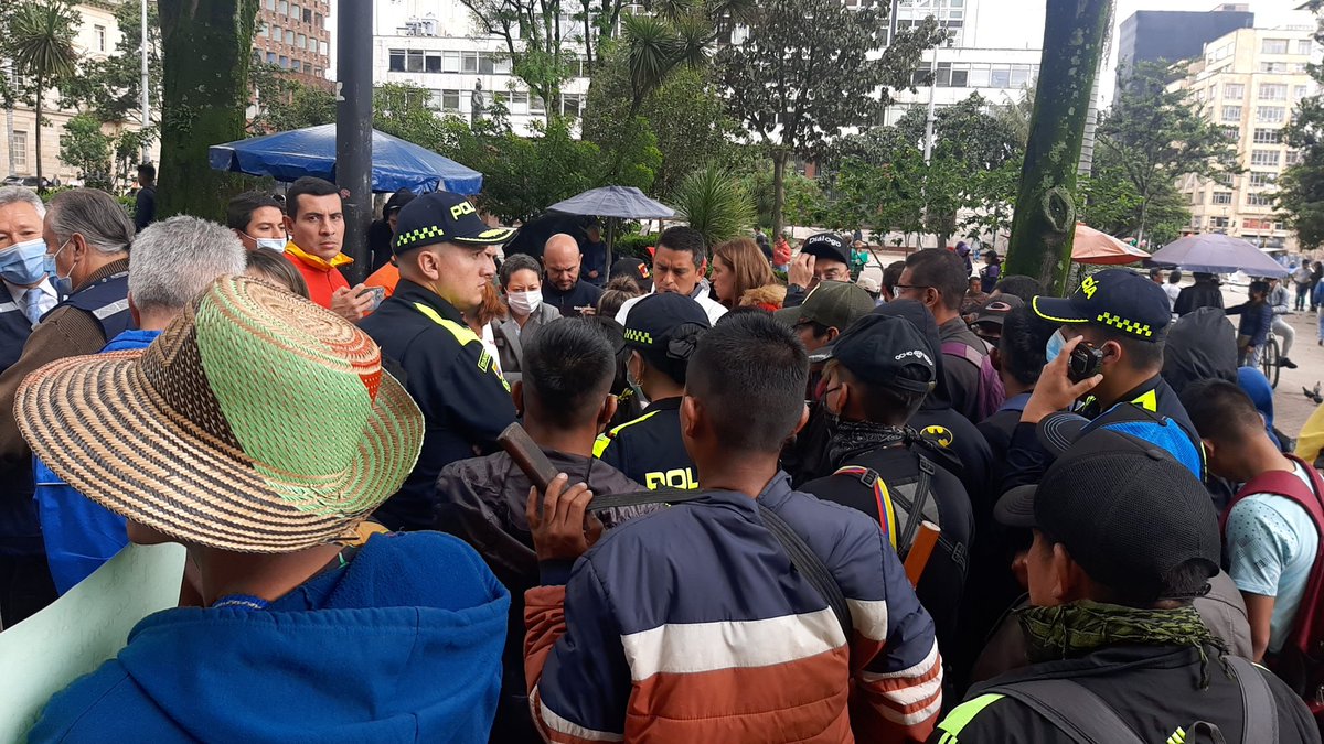 Ccajar's tweet photo. #Atención 1.250 Indígenas del pueblo Embera que salieron hace seis meses del Parque Nacional protestan por incumplimientos en la reubicación, salud, vivienda colectiva, educación, emprendimientos productivos y todas los acuerdos con la @GobiernoBTA 👇🏾 https://t.co/cIvsz6lBmP