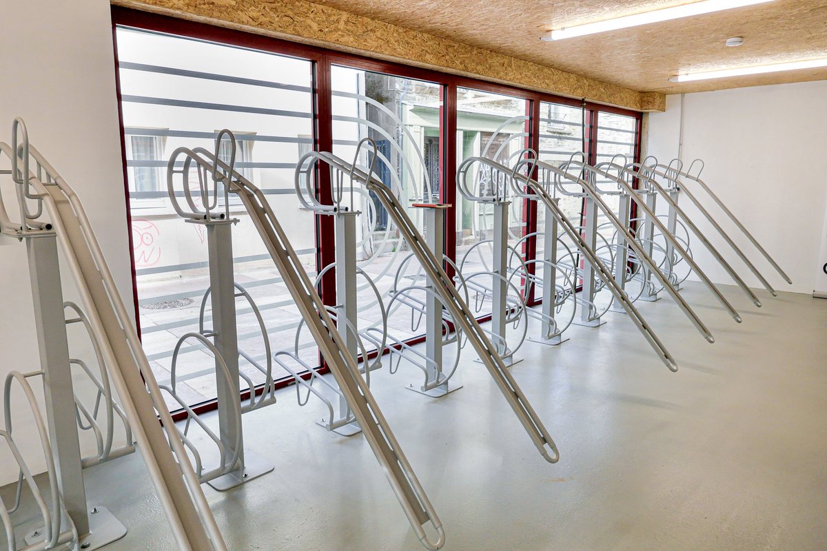 ArriveBenoit's tweet photo. #Inauguration | Accessible 7j/7, 24h/24, le local à #vélo rue des Fossés permet le stationnement de 4️⃣2️⃣ vélos 🚲
✅ Un bon coup de pouce en faveur des #mobilités pour les personnes qui ont des difficultés à garer leur vélo à domicile. https://t.co/pvh7iWP1jT