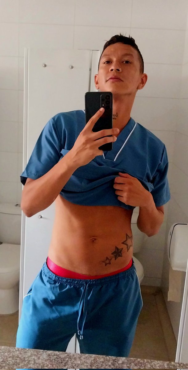 Foxmike92's tweet photo. Que no falte la foto mostrando algo de piel ❤️‍🔥😷😈 #NurseTwitter #sexymen #bodyboy #gaybogota #grindr #FF https://t.co/38iLBXa8Wm