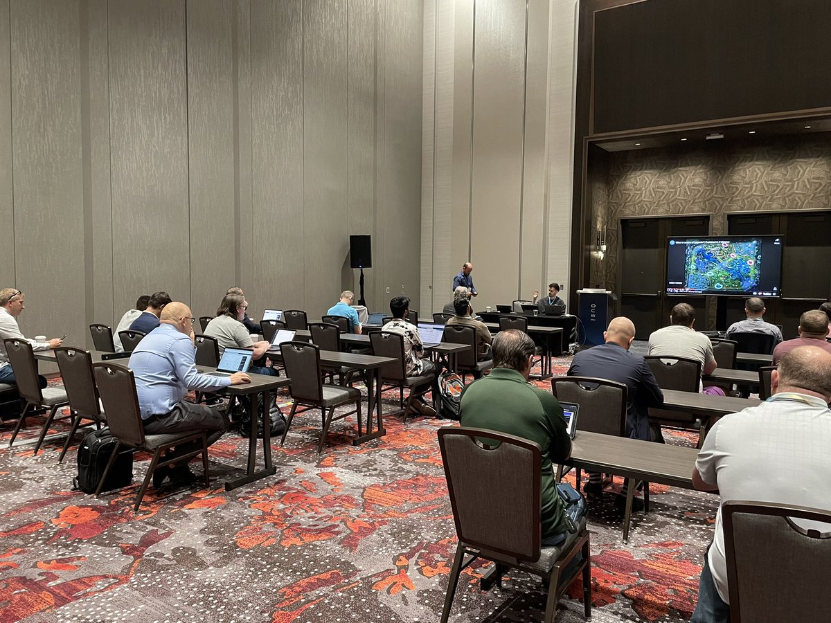 Starting #ml #LeagueOfLegends HOL with Nacho and <a href="/victorilloleon/">Victor Martin</a> at #devnucleus