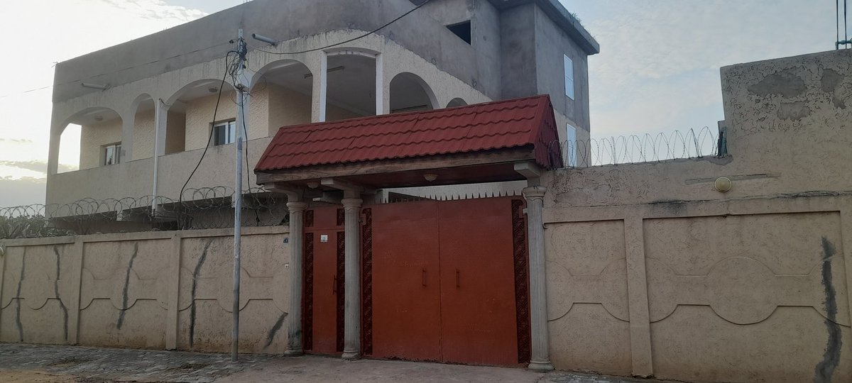 Poulaecommerce's tweet photo. ABENA N'DJAMENA 
Appartement  à  Louer 
Prix :180 000F par mois
Côté École les petits génies 
3 Chambres 
1 Salon 
2 Douches internes 
1 Cuisine 
1 Balcon 
Tél:+23566938240
WhatsApp :+23593469905
#poulaecommerce 
https://t.co/UretbDwKsU https://t.co/MWvoKtL8Me
