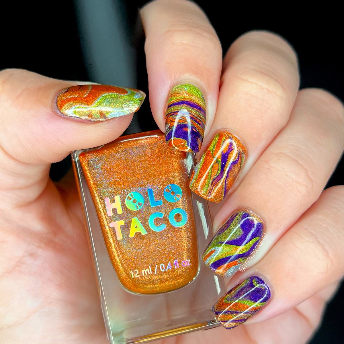 madlacquer's tweet photo. Excuse the double tweet 😅

Entering this mani for #holotacoholoween2022 https://t.co/dgxbFzSXDh