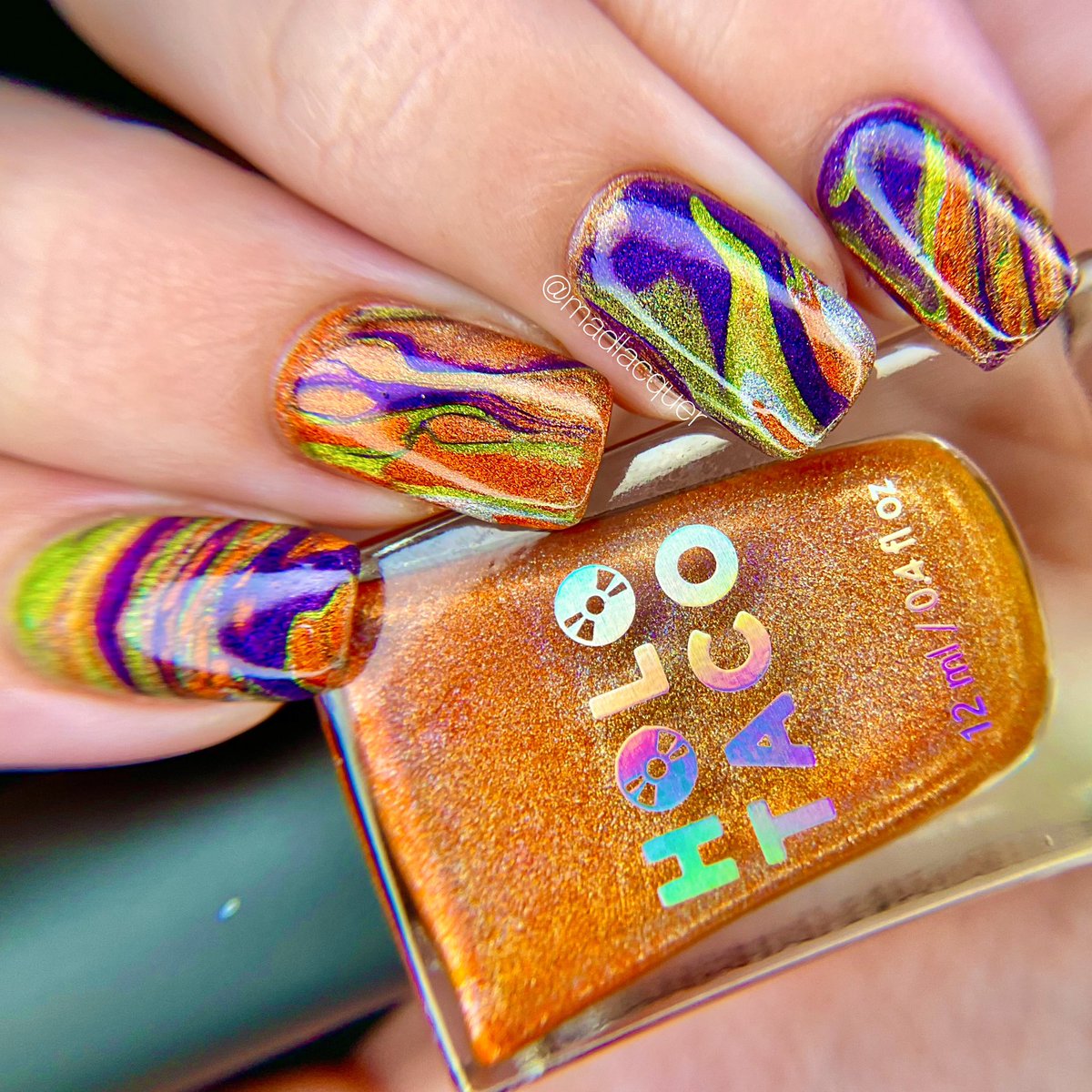 madlacquer's tweet photo. Excuse the double tweet 😅

Entering this mani for #holotacoholoween2022 https://t.co/dgxbFzSXDh