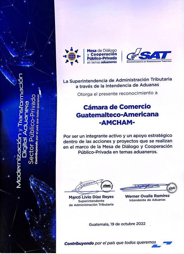 AmChamGT's tweet photo. @jpcarrascodg, como presidente de #AmChamGT, firma el convenio de adhesión a la Mesa de Diálogo y Cooperación Publico-Privada en temas aduanas. 
@SATGT https://t.co/u16PcQa6cZ