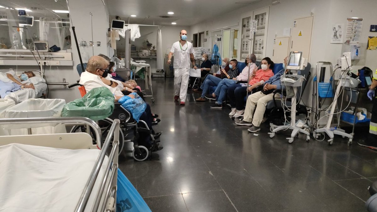 Urgenciaslapaz's tweet photo. 45 pacientes para las 18 camas de la sala 3 de la urgencia de La Paz. Dirán que es un "pico puntual".

Puntualmente, casi todas las semanas durante años.

Para arreglarlo, @IdiazAyuso quiere reabrir las urgencias de primaria con la mitad de personal. Seguro que sale fenomenal https://t.co/W1tqwevEgs